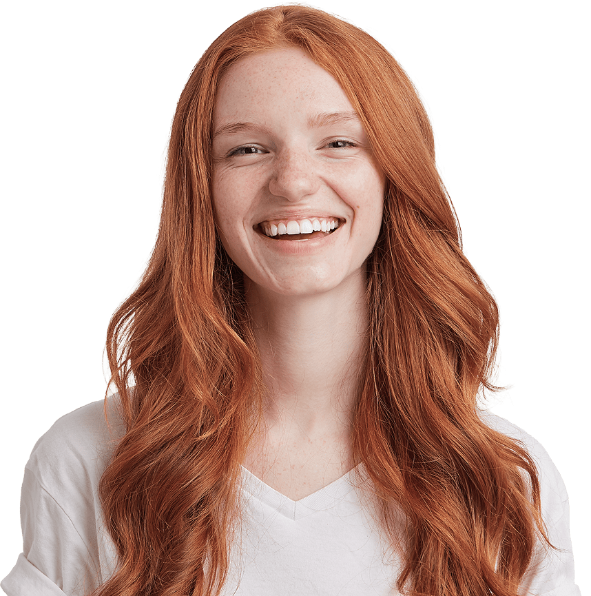 Bild einer herzlich lachenden rothaarigen jugendlichen Frau. Sie ist jung und befindet sich noch auf einem Bildungsweg. Sie blickt den Nutzer direkt an.