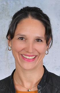 Portrait von Trainerin und Kursleiterin Julia Filli.