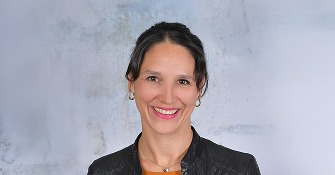 Portrait von Trainerin und Kursleiterin Julia Filli.