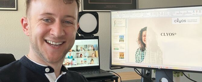 Dr. Alexander Stahlmann lacht in die Kammera