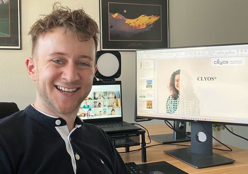 Dr. Alexander Stahlmann lacht in die Kammera